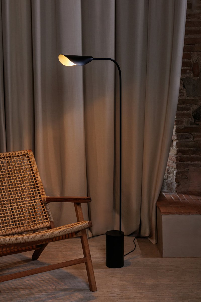 Liggera Svart golvlampa från Faro Barcelona - De mjuka, naturliga formerna p&aring;minner om siluetten av en v&auml;xtgren och ger lampan en harmonisk och organisk k&auml;nsla.
