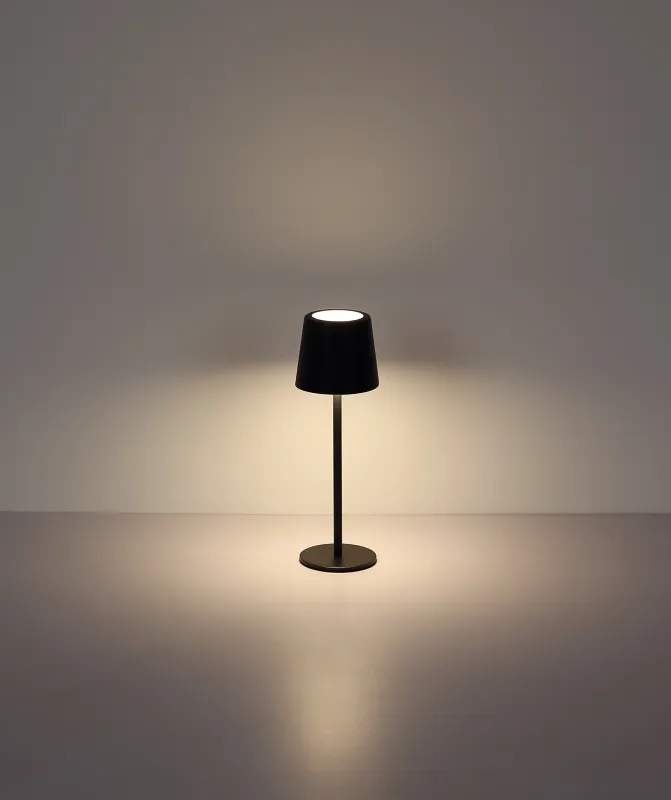 Vancouver 28cm Svart portabel från Globo Lighting - Laddningen sker via den medf&ouml;ljande USB-kabeln, med en laddningstid p&aring; cirka 4 timmar och en lystid p&aring; upp till 6 timmar.