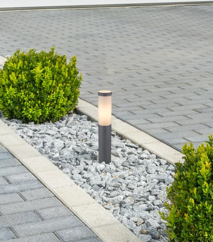 Boston 45cm Antracit pollare från Globo Lighting - Tillverkad i rostfritt st&aring;l med en opalvit plastsk&auml;rm ger den ett mjukt och behagligt ljus.