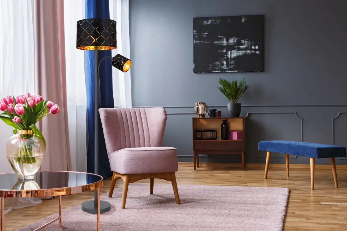 Sunna Svart golvlampa från Globo Lighting - Den runda stommen i h&ouml;gkvalitativ svart metall ger stabilitet och tidl&ouml;s charm, medan den svarta lampsk&auml;rmen i sammet med dekorativa utsk&auml;rningar tillf&ouml;r en lyxig k&auml;nsla och skapar ett fascinerande ljusspel.