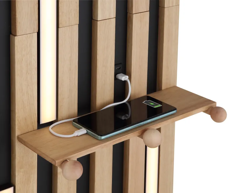 Duane 110cm Natur vägglampa från Globo Lighting - Den rektangul&auml;ra formen i matt svart metall och brunt tr&auml; ger en elegant och tidl&ouml;s look, medan den vita plastsk&auml;rmen sprider ljuset j&auml;mnt och skapar en behaglig atmosf&auml;r.