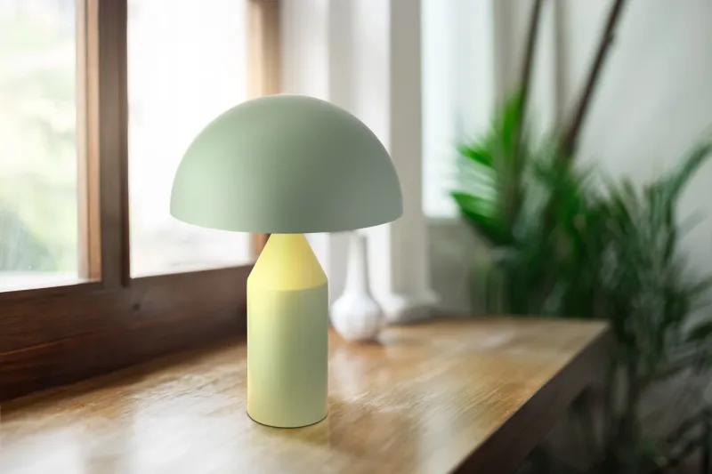 Atoma 40cm Grön bordslampa från Globo Lighting - Sk&auml;rmen i matt, d&aring;v gr&ouml;n f&auml;rg och vitt skapar en harmonisk kontrast och ger en behaglig ljusspridning.