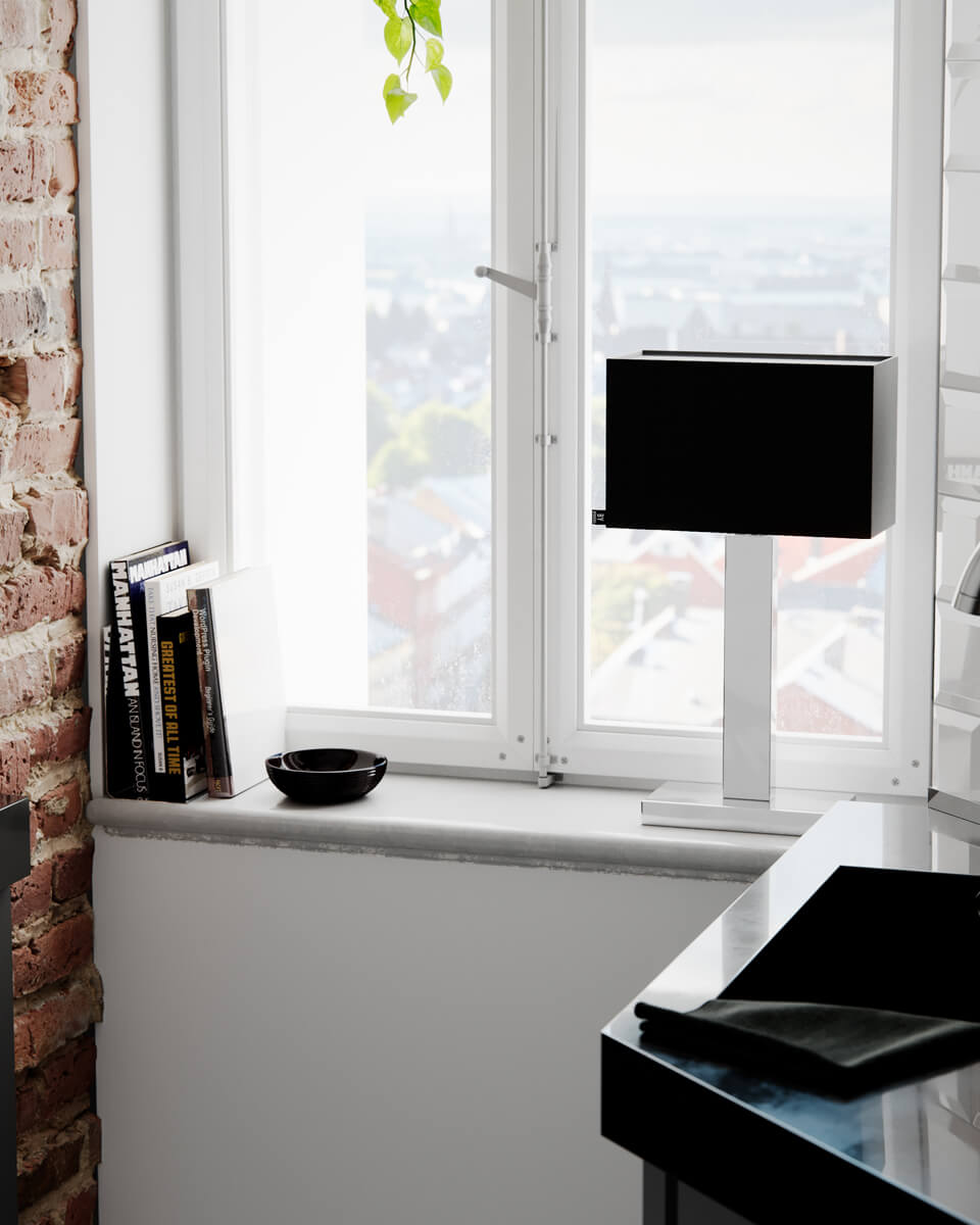 Prime 47cm Krom bordslampa från By Rydéns - Utforska m&ouml;jligheterna med Prime-bordslampan i metall och tygsk&auml;rm och l&aring;t dess eleganta design och subtila belysning ge en f&ouml;rtrollande effekt i ditt f&ouml;nster.