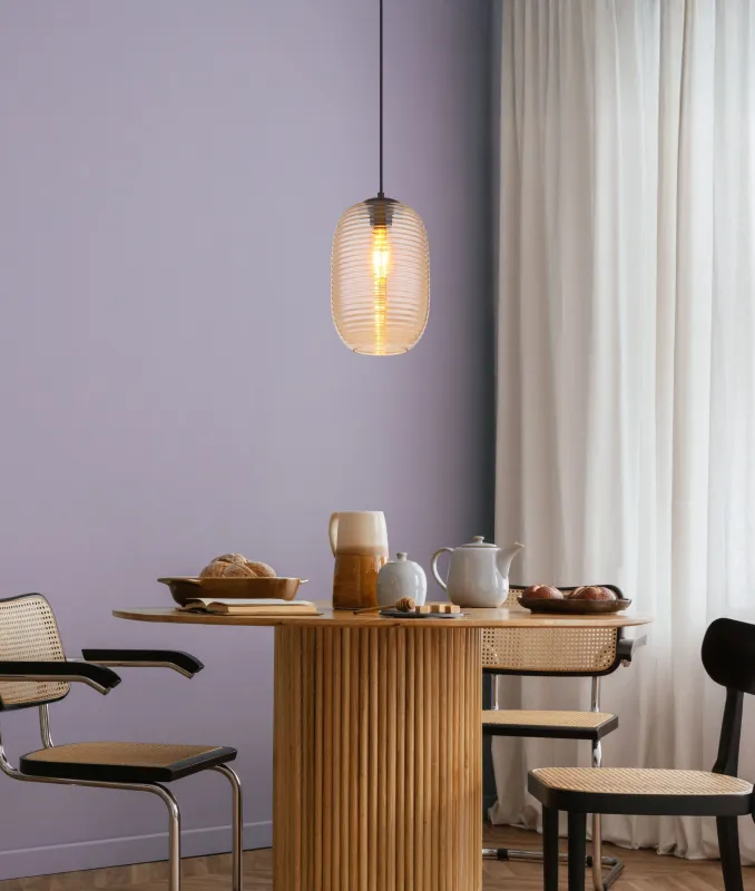 Jefrey Ø20 Amber taklampa från Globo Lighting - Denna eleganta taklampa &auml;r utrustad med en rund glaskupa i varm b&auml;rnstensf&auml;rg.