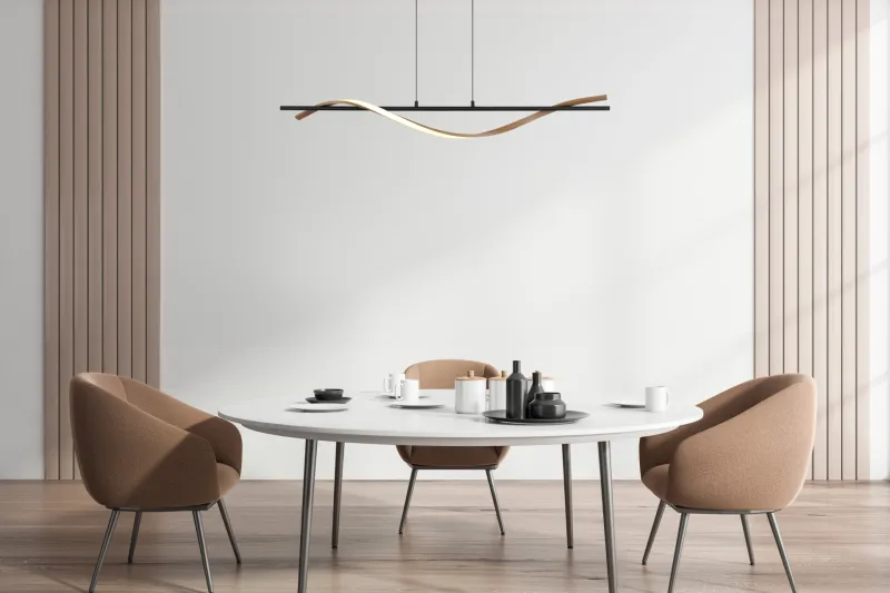 Watkins 115cm Svart taklampa från Globo Lighting - Den raka st&aring;ngen i mattsvart metall utstr&aring;lar enkel elegans, medan aluminium med m&ouml;rk tr&auml;look och den opalf&auml;rgade plastsk&auml;rmen skapar en harmonisk kontrast.