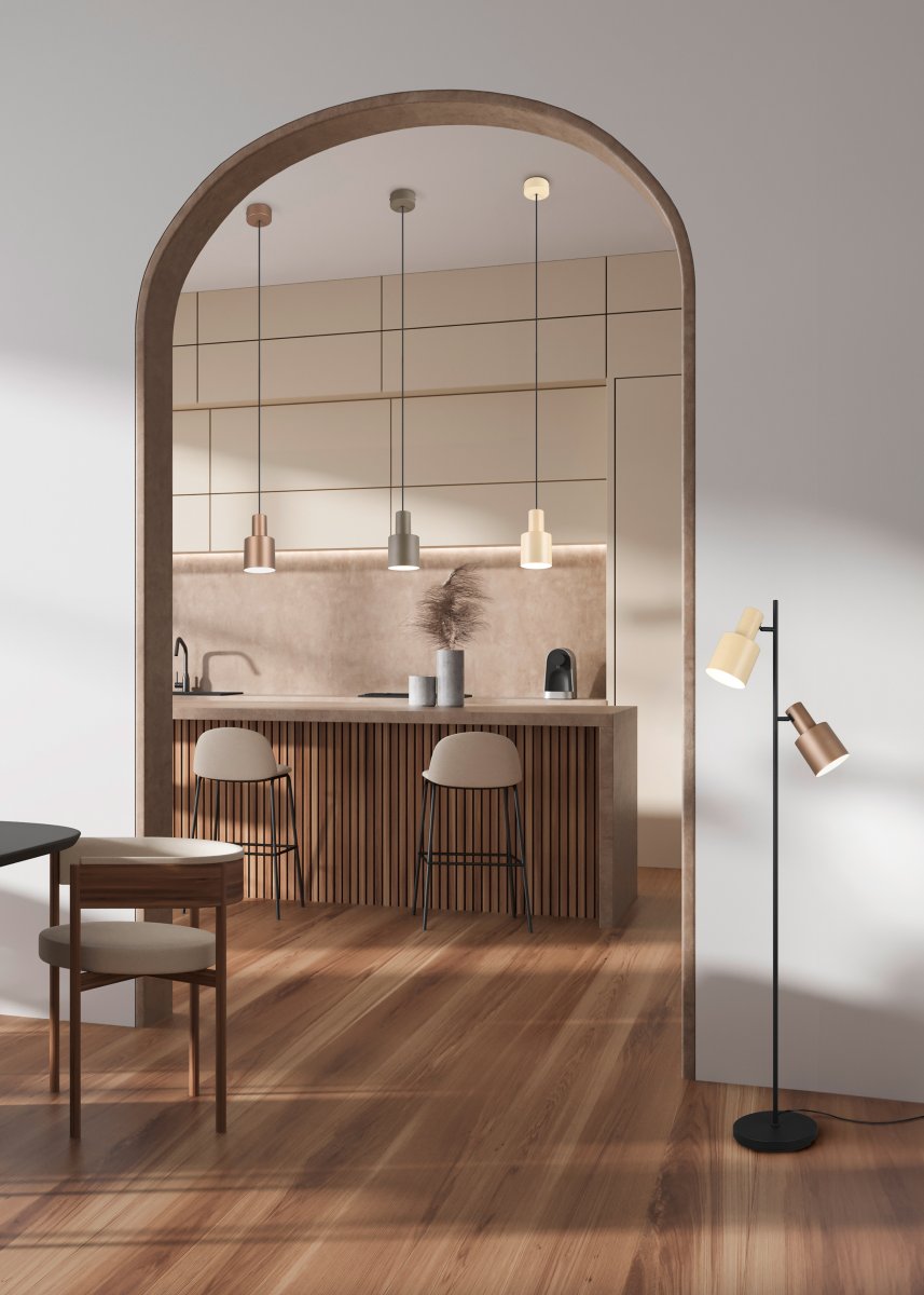 Agudo Brun golvlampa från Trio Lighting - Med sina tv&aring; riktbara lampsk&auml;rmar i harmoniska f&auml;rger &ndash; coffee och ljusbrun &ndash; skapar den en varm och inbjudande atmosf&auml;r i rummet.