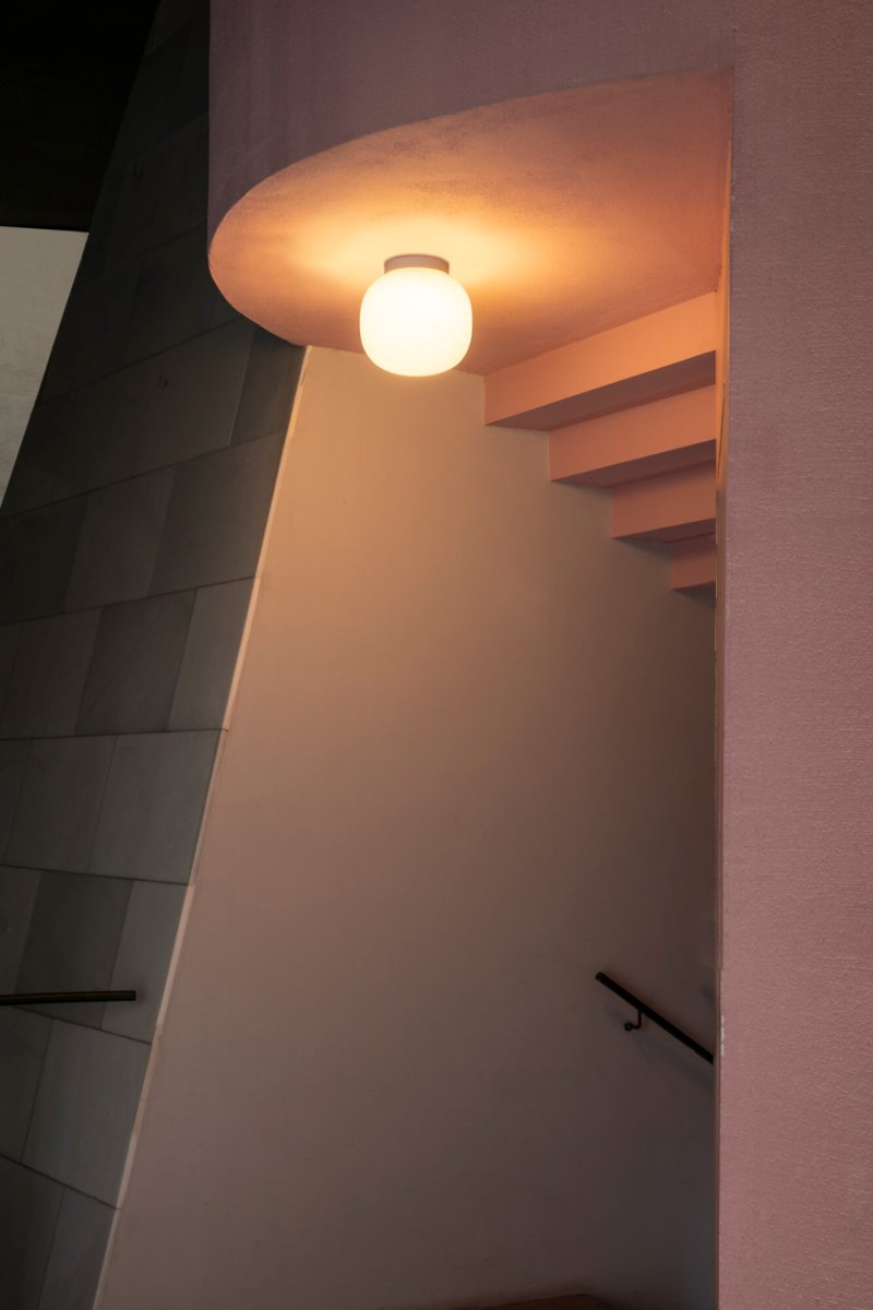 Amelia Ø22 Vit badrumslampa från Faro Barcelona - Amelia &auml;r en taklampa i vitt, designad av H&eacute;ctor Serrano, med ett l&auml;tt och luftigt uttryck.