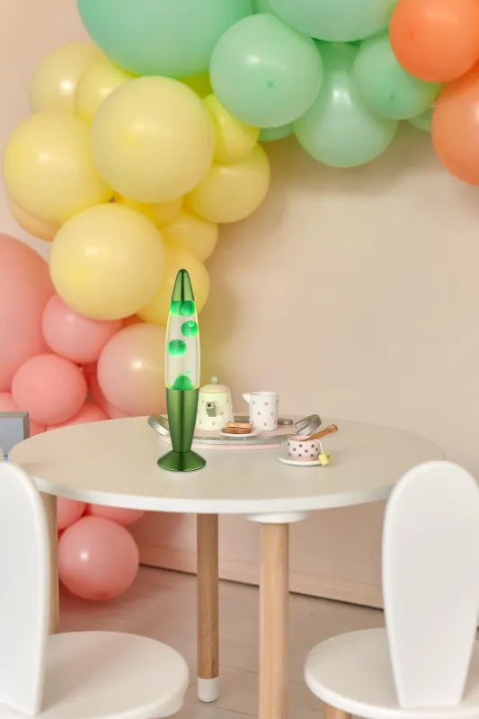 Etna Grön barnlampa från Globo Lighting - Etna &auml;r en fascinerande lavalampa med klar v&auml;tska och gr&ouml;nt vax som sm&auml;lter l&aring;ngsamt och skapar hypnotiska ljuseffekter.