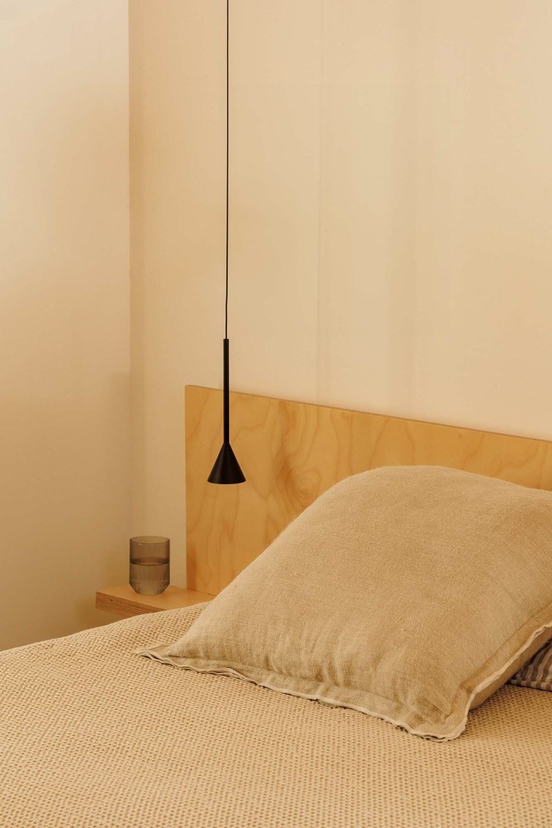 Anna Ø7 Svart taklampa från Faro Barcelona - Den stilrena designen g&ouml;r den idealisk f&ouml;r att lyfta fram specifika ytor eller detaljer i ett rum &ndash; perfekt ovanf&ouml;r k&ouml;ks&ouml;ar, bord eller som accentljus i vardagsrum och hall.