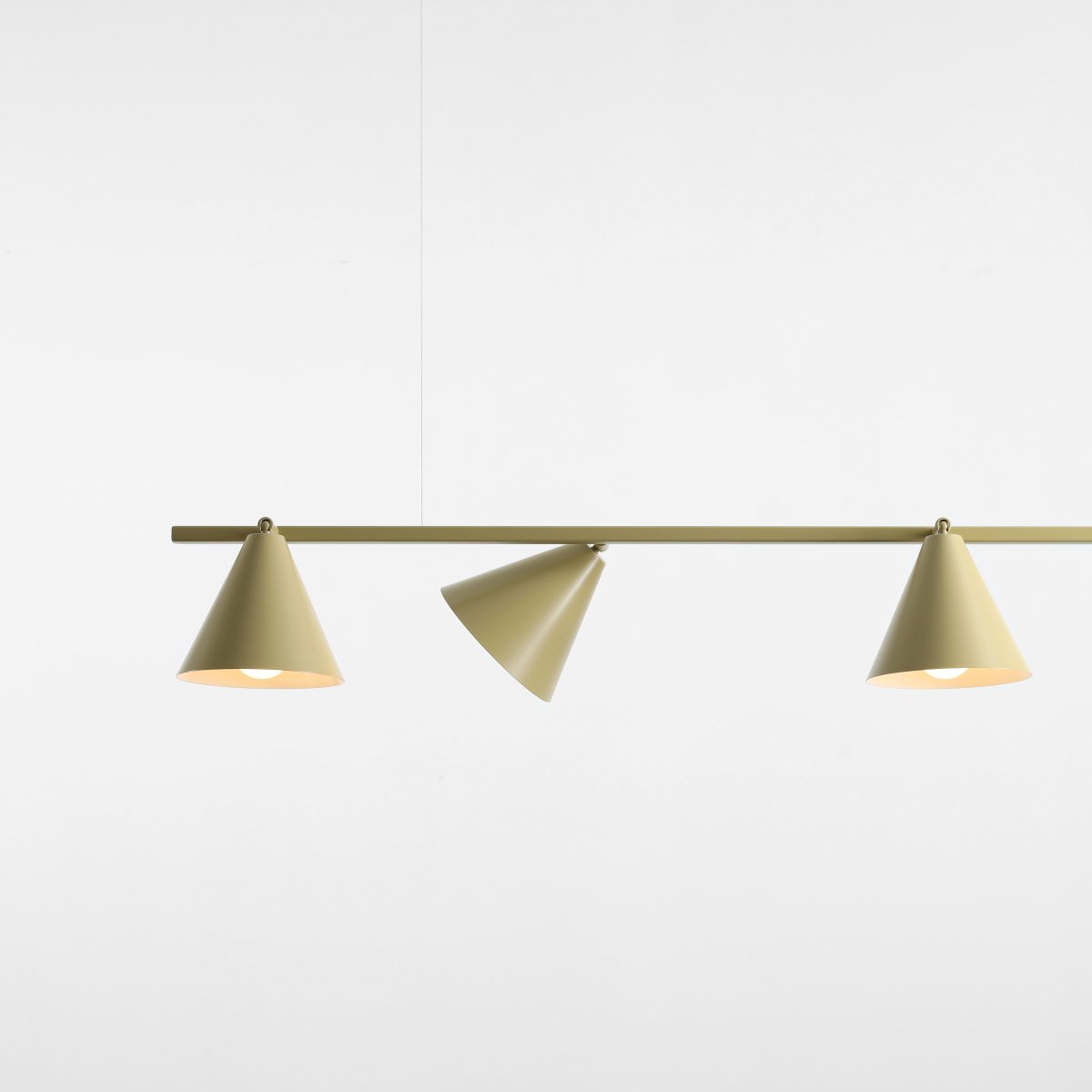 Form 120cm Pistage taklampa från Artera - Form &auml;r en modern takpendel i metall med en stilren och lekfull design.