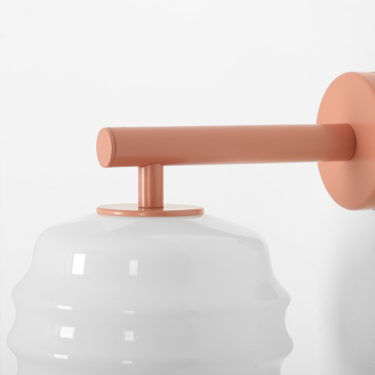 Puff 23cm Korall vägglampa från Artera - Puff &auml;r en charmig v&auml;gglampa som kombinerar mjuka former med en modern och stilren design.