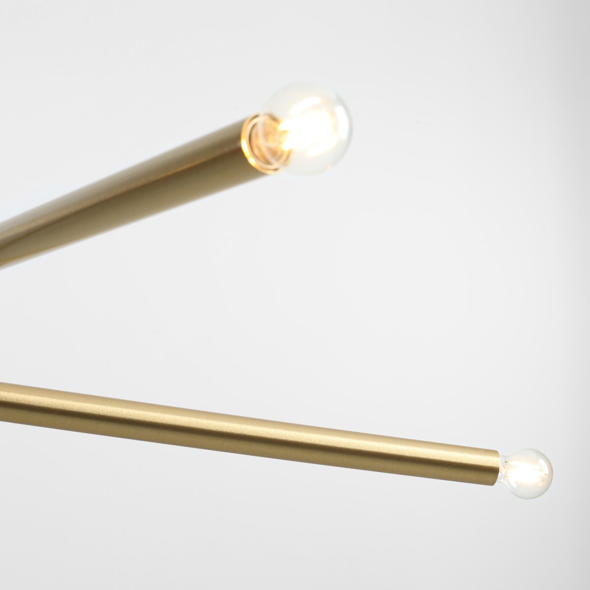 Tubo 4 100cm Mässing taklampa från Artera - Tubo 4 &auml;r en modern takpendel med en stilren och minimalistisk design.