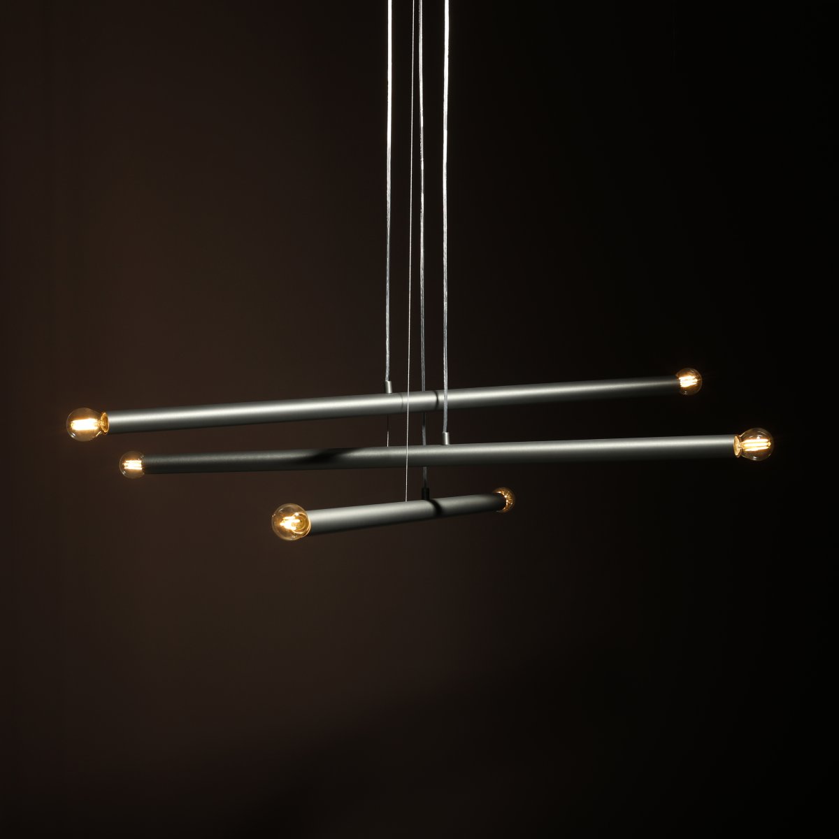 Tubo 6 100cm Stål taklampa från Artera - Lampan best&aring;r av tre smala metallr&ouml;r i elegant st&aring;lfinish, placerade i olika h&ouml;jder och vinklar som skapar ett sp&auml;nnande och luftigt uttryck.