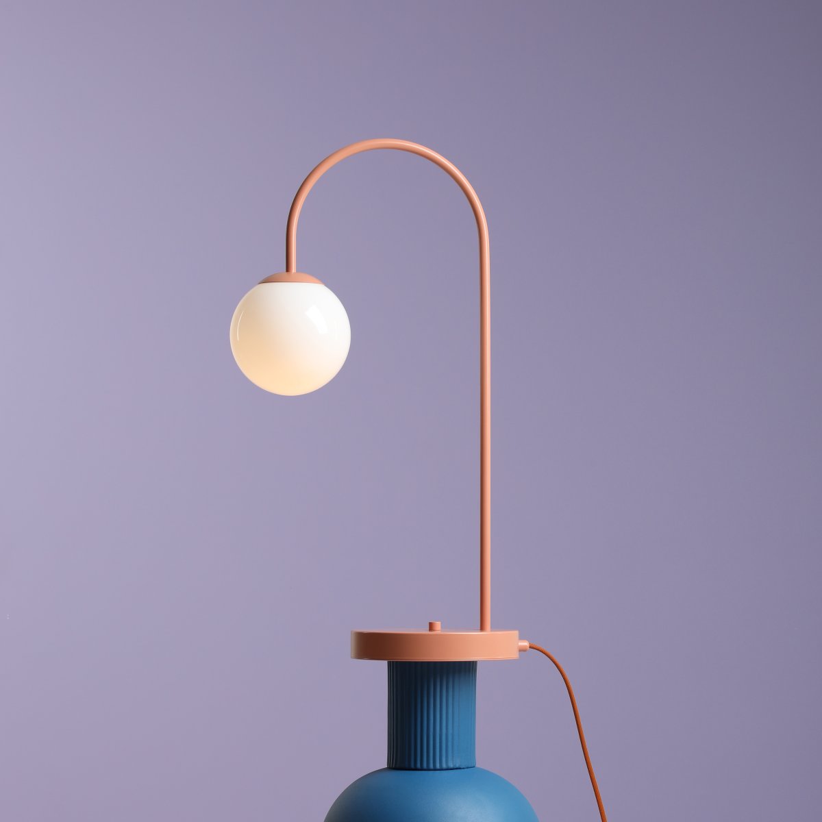 Una 60cm Korall bordslampa från Artera - Una bordslampa i korallr&ouml;d metall och vitt glas har en b&ouml;jd, elegant design som ger rummet ett modernt och lekfullt uttryck.