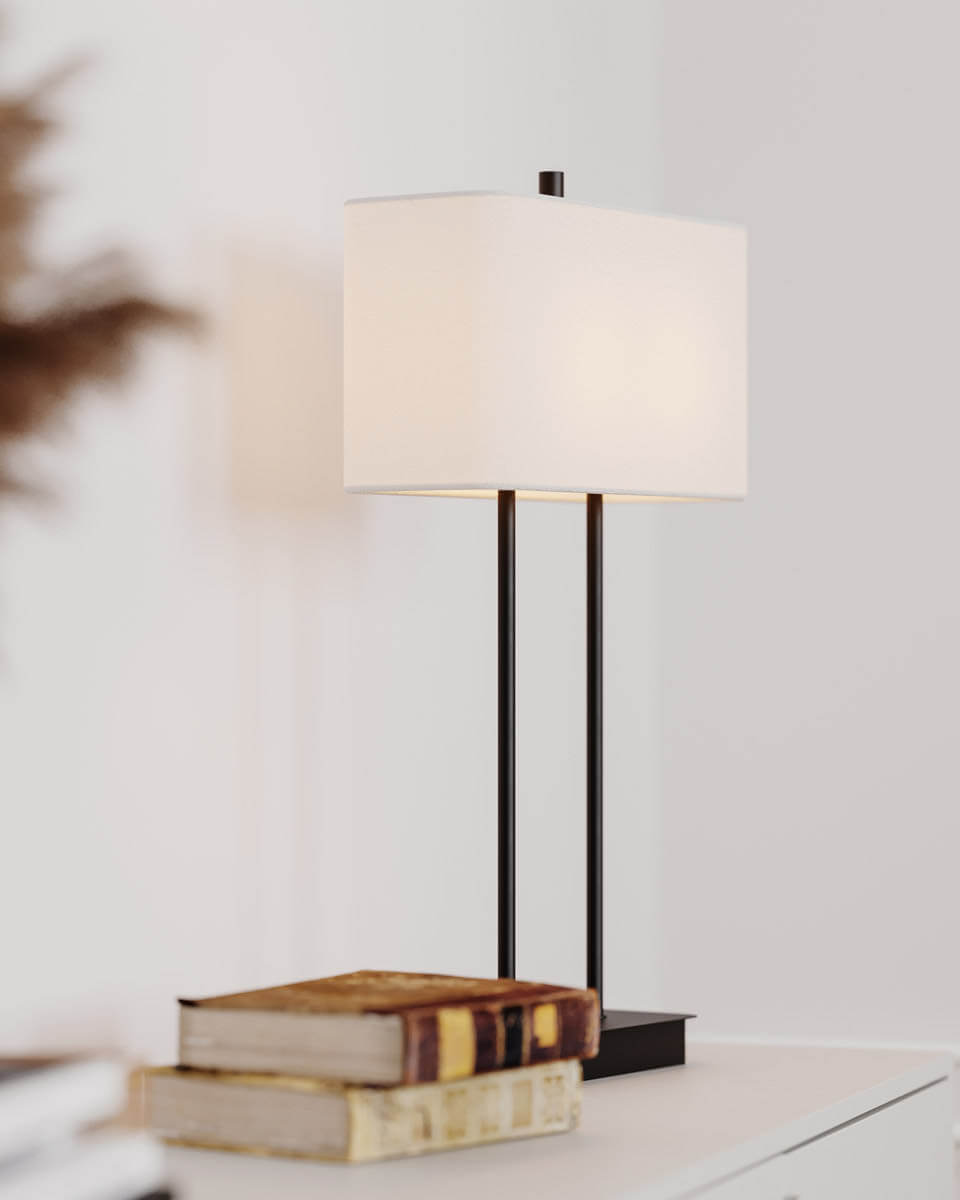 Luton 56cm Svart bordslampa från By Rydéns - Foten i svart metall med det l&aring;nga stativet gifter sig utm&auml;rkt med den rektangul&auml;ra linnesk&auml;rmen i vitt.