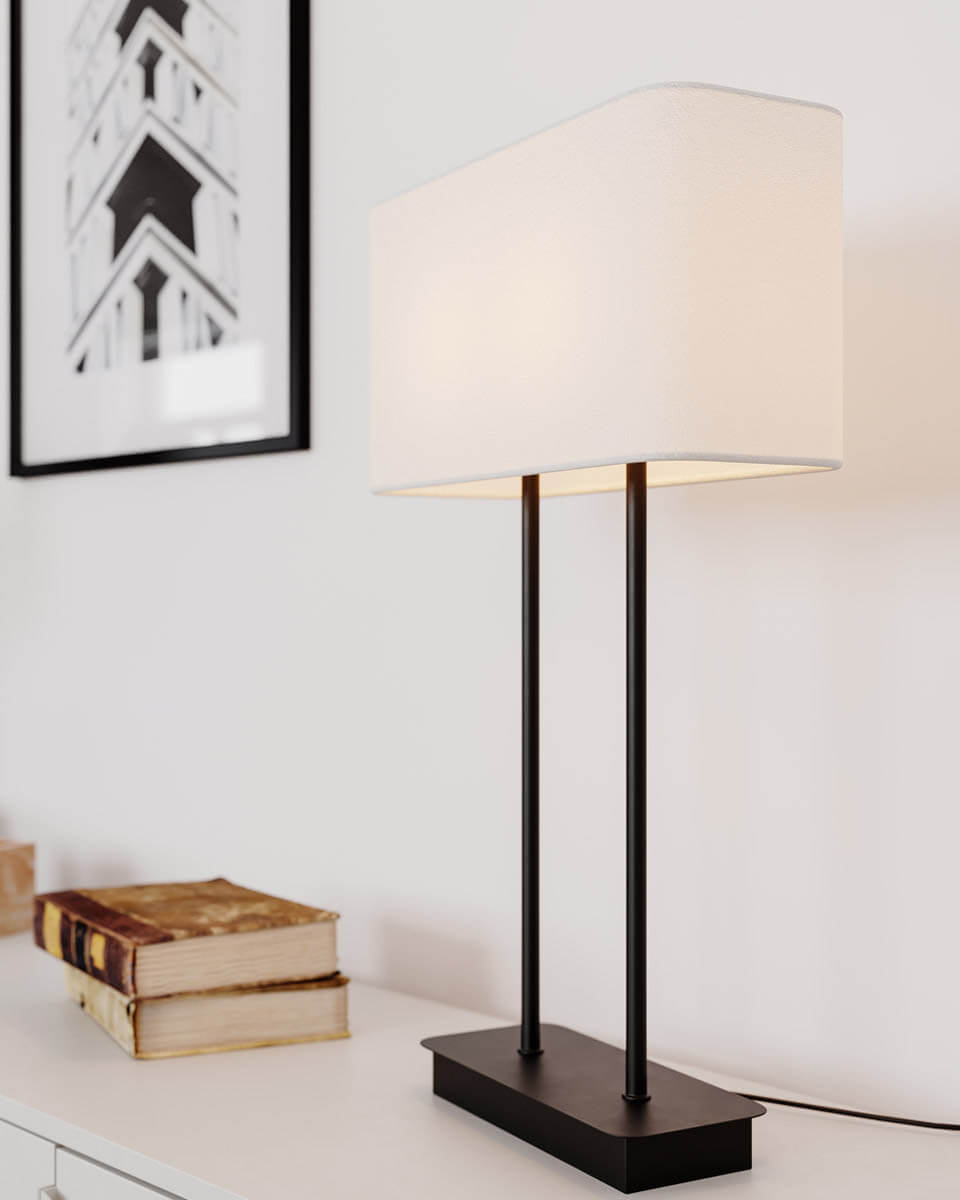 Luton 56cm Svart bordslampa från By Rydéns - Foten i svart metall med det l&aring;nga stativet gifter sig utm&auml;rkt med den rektangul&auml;ra linnesk&auml;rmen i vitt.