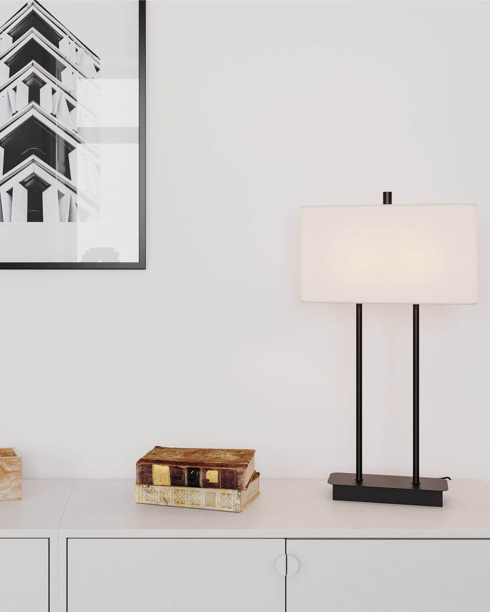 Luton 56cm Svart bordslampa från By Rydéns - Foten i svart metall med det l&aring;nga stativet gifter sig utm&auml;rkt med den rektangul&auml;ra linnesk&auml;rmen i vitt.