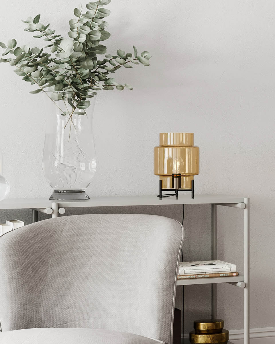 Ebbot 30cm Amber bordslampa från By Rydéns - Ebbot &auml;r en fantastisk bordslampa i ambertonat glas med mattsvart fot.