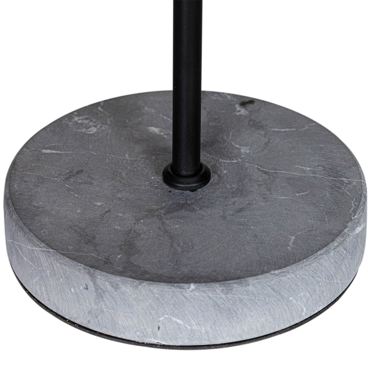 Boyle 60cm Svart bordslampa från By Rydéns - Tv&auml;rtom, det r&ouml;kf&auml;rgade glaset ger ytterligare en dimension och g&ouml;r att Boyle sticker ut ur m&auml;ngden och skapar ett dr&ouml;mlikt ljus som du kommer kunna njuta av i m&aring;nga &aring;r fram&ouml;ver.