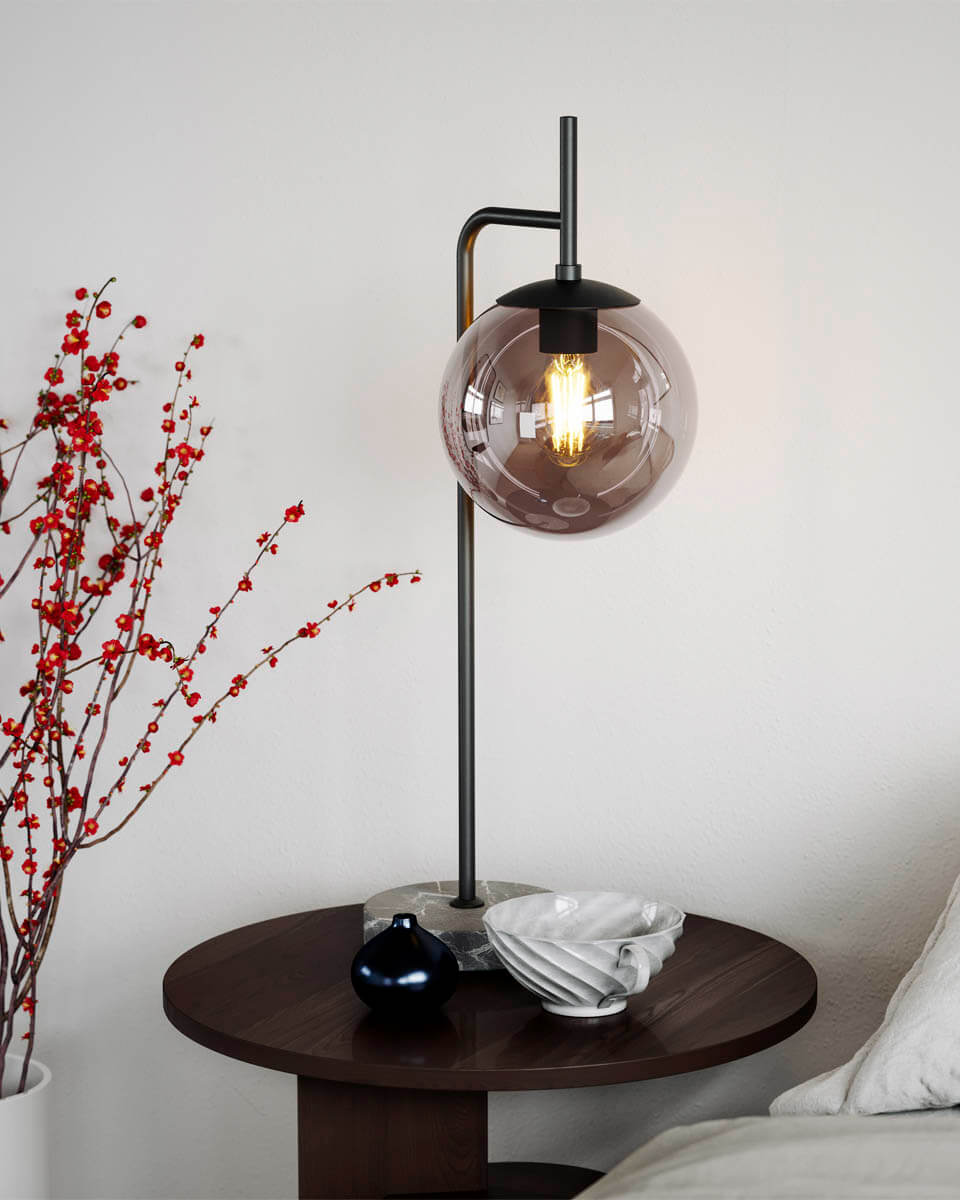 Boyle 60cm Svart bordslampa från By Rydéns - Tv&auml;rtom, det r&ouml;kf&auml;rgade glaset ger ytterligare en dimension och g&ouml;r att Boyle sticker ut ur m&auml;ngden och skapar ett dr&ouml;mlikt ljus som du kommer kunna njuta av i m&aring;nga &aring;r fram&ouml;ver.