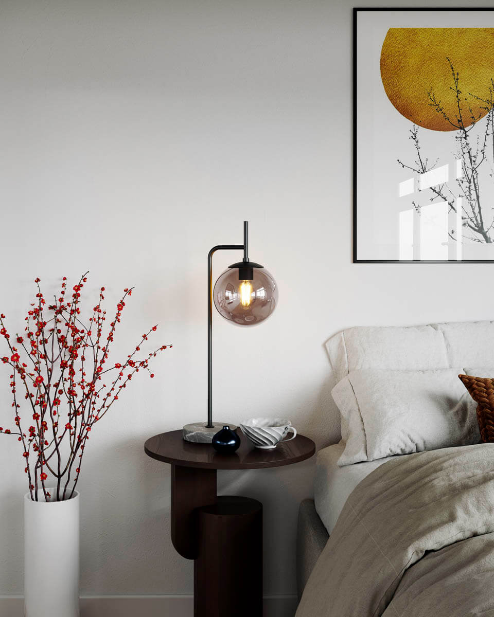 Boyle 60cm Svart bordslampa från By Rydéns - Tv&auml;rtom, det r&ouml;kf&auml;rgade glaset ger ytterligare en dimension och g&ouml;r att Boyle sticker ut ur m&auml;ngden och skapar ett dr&ouml;mlikt ljus som du kommer kunna njuta av i m&aring;nga &aring;r fram&ouml;ver.