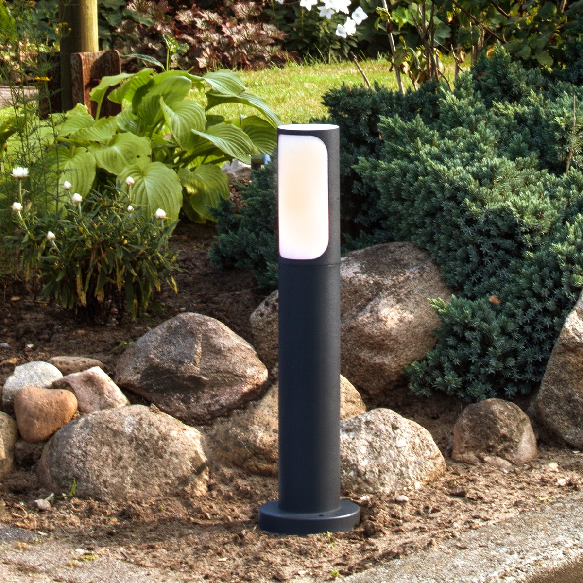 Gap 50cm antracit pollare från Brilliant - Lampan har IP44-klassning f&ouml;r skydd mot st&auml;nkvatten, vilket g&ouml;r den l&auml;mplig f&ouml;r utomhusbruk &auml;ven d&auml;r v&auml;derskyddet &auml;r begr&auml;nsat.