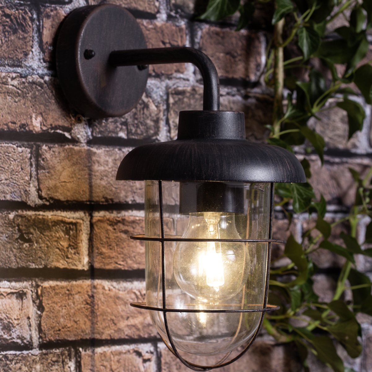 Carlisle Rost utelampa från Brilliant - Carlisle v&auml;gglampa &auml;r en idealisk l&ouml;sning f&ouml;r att lysa upp entr&eacute;n eller altand&ouml;rren och s&auml;kerst&auml;ller trygghet under m&ouml;rka kv&auml;llar.