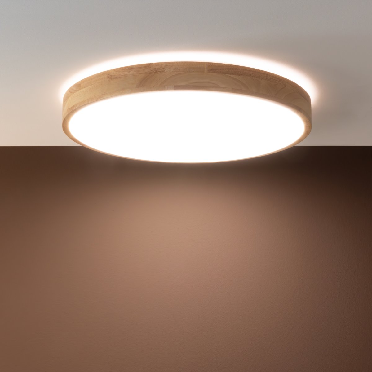 Slimline Ø50 Ljust trä plafond från Brilliant - Den kan monteras b&aring;de som tak- och v&auml;gglampa och kombinerar en attraktiv tr&auml;illusion med modern LED-teknik.