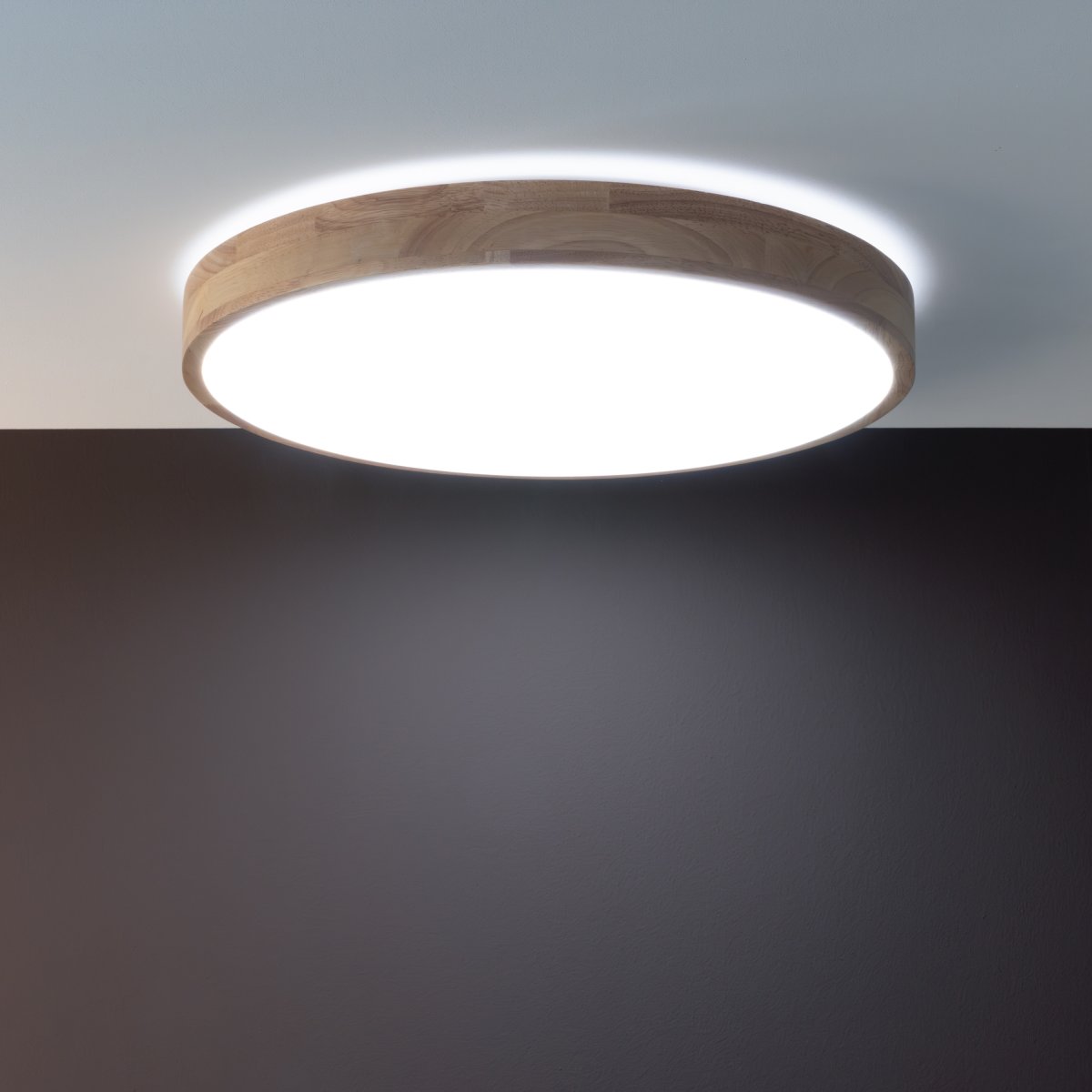 Slimline Ø50 Ljust trä plafond från Brilliant - Den kan monteras b&aring;de som tak- och v&auml;gglampa och kombinerar en attraktiv tr&auml;illusion med modern LED-teknik.