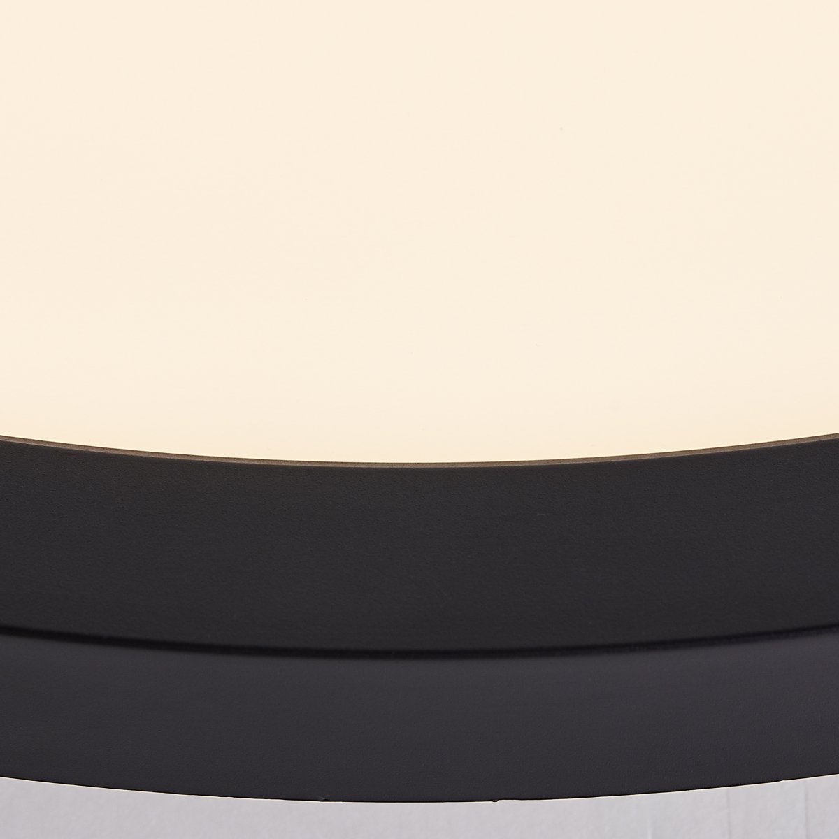 Tuco Ø25 Svart plafond från Brilliant - Med sitt minimalistiska och effektiva design passar den b&aring;de i arbetsrum och bostadsutrymmen.