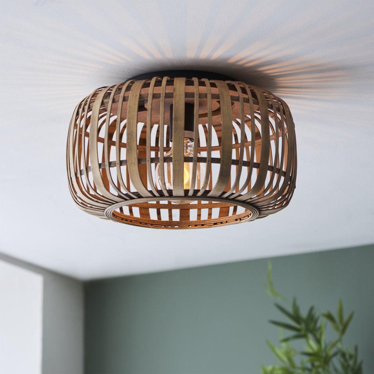 Woodrow Ø32 Natur plafond från Brilliant - Lampan ger ett varmt och behagligt ljus och skapar en trivsam k&auml;nsla i rummet.