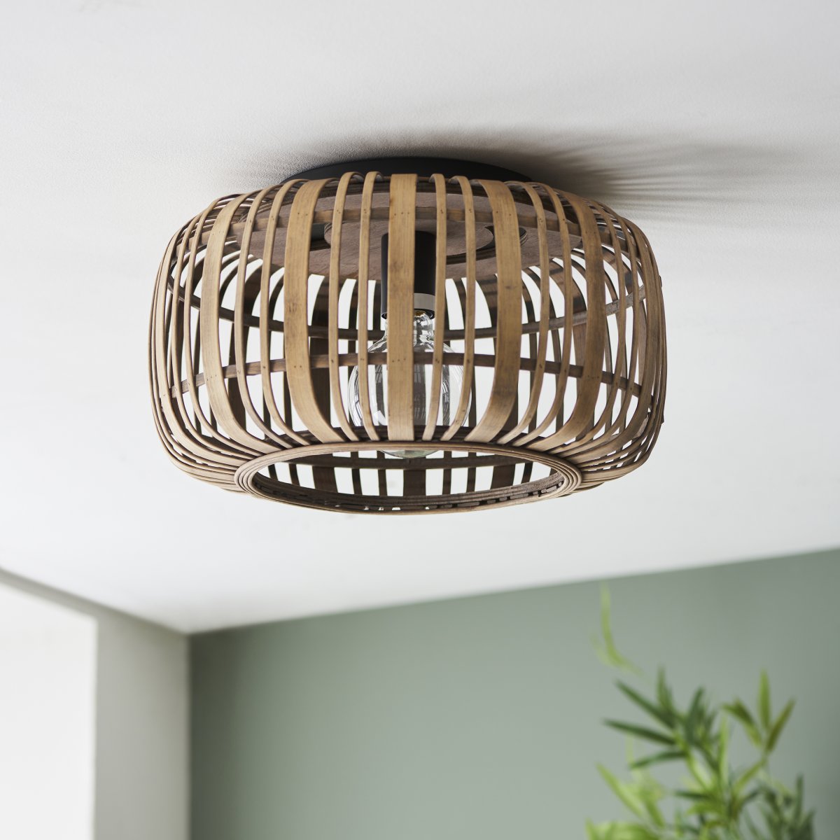 Woodrow Ø32 Natur plafond från Brilliant - Lampan ger ett varmt och behagligt ljus och skapar en trivsam k&auml;nsla i rummet.