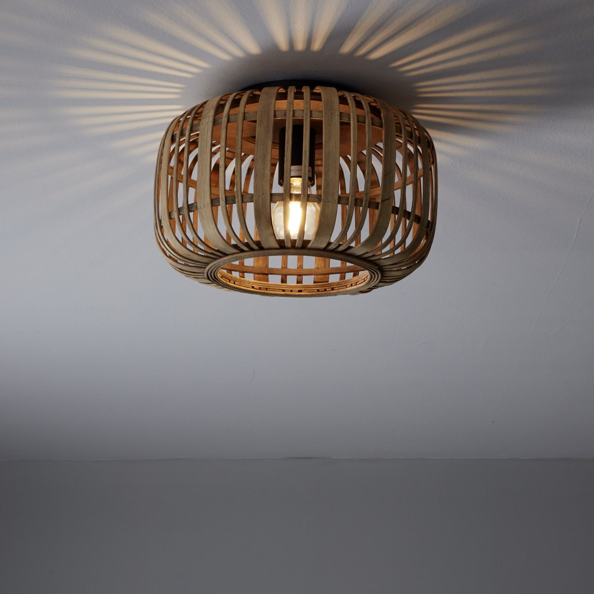 Woodrow Ø32 Natur plafond från Brilliant - Lampan ger ett varmt och behagligt ljus och skapar en trivsam k&auml;nsla i rummet.