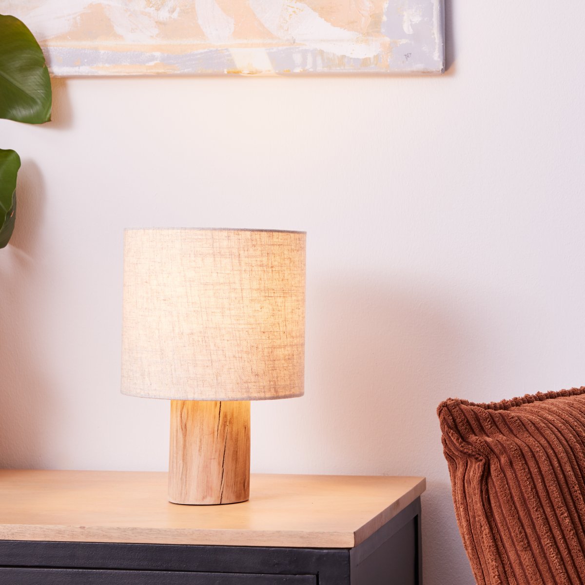 Pia 30cm Natur bordslampa från Brilliant - Den har en naturlig design med fot i FSC-certifierat tr&auml;, vilket inneb&auml;r att tr&auml;et kommer fr&aring;n h&aring;llbart skogsbruk.