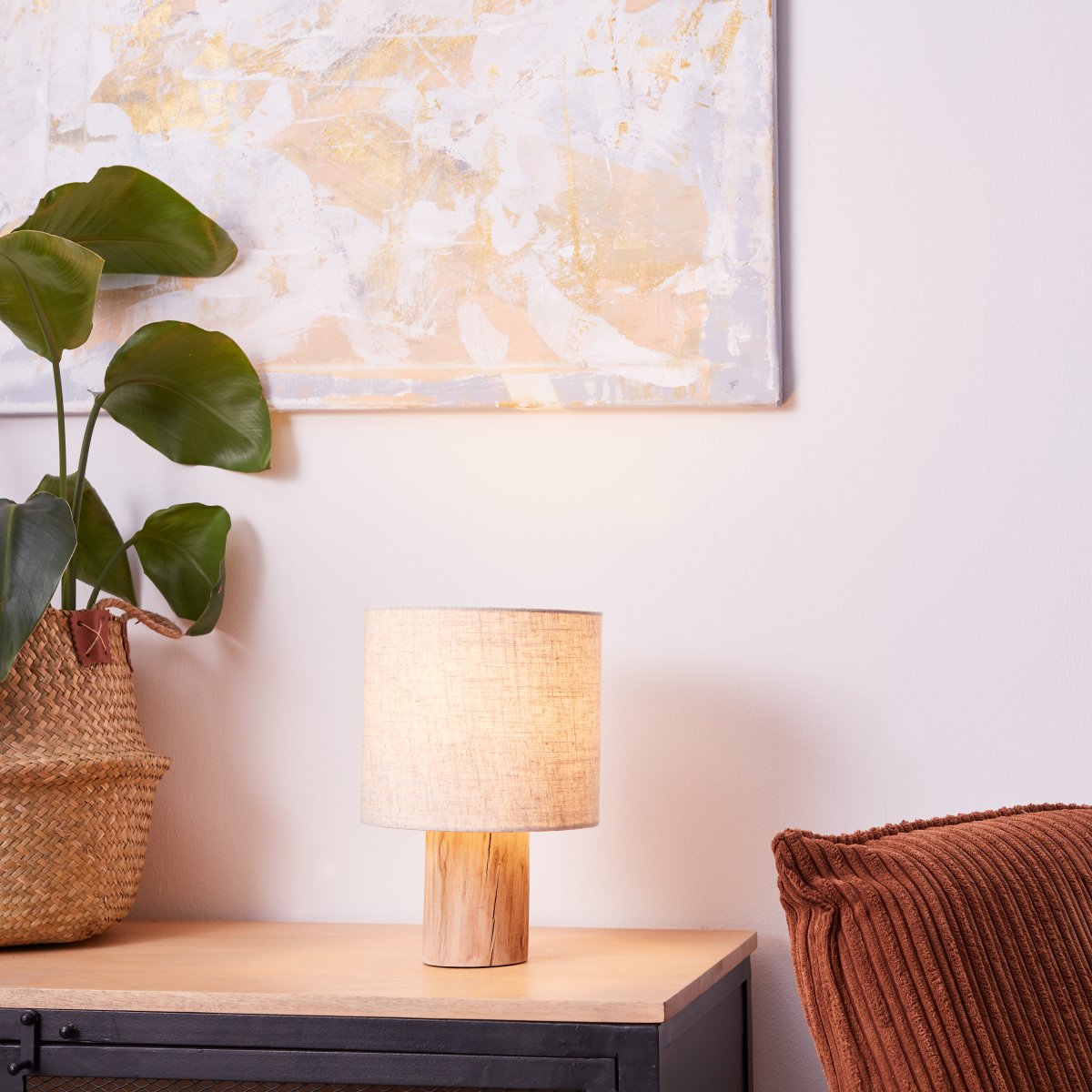 Pia 30cm Natur bordslampa från Brilliant - Den har en naturlig design med fot i FSC-certifierat tr&auml;, vilket inneb&auml;r att tr&auml;et kommer fr&aring;n h&aring;llbart skogsbruk.