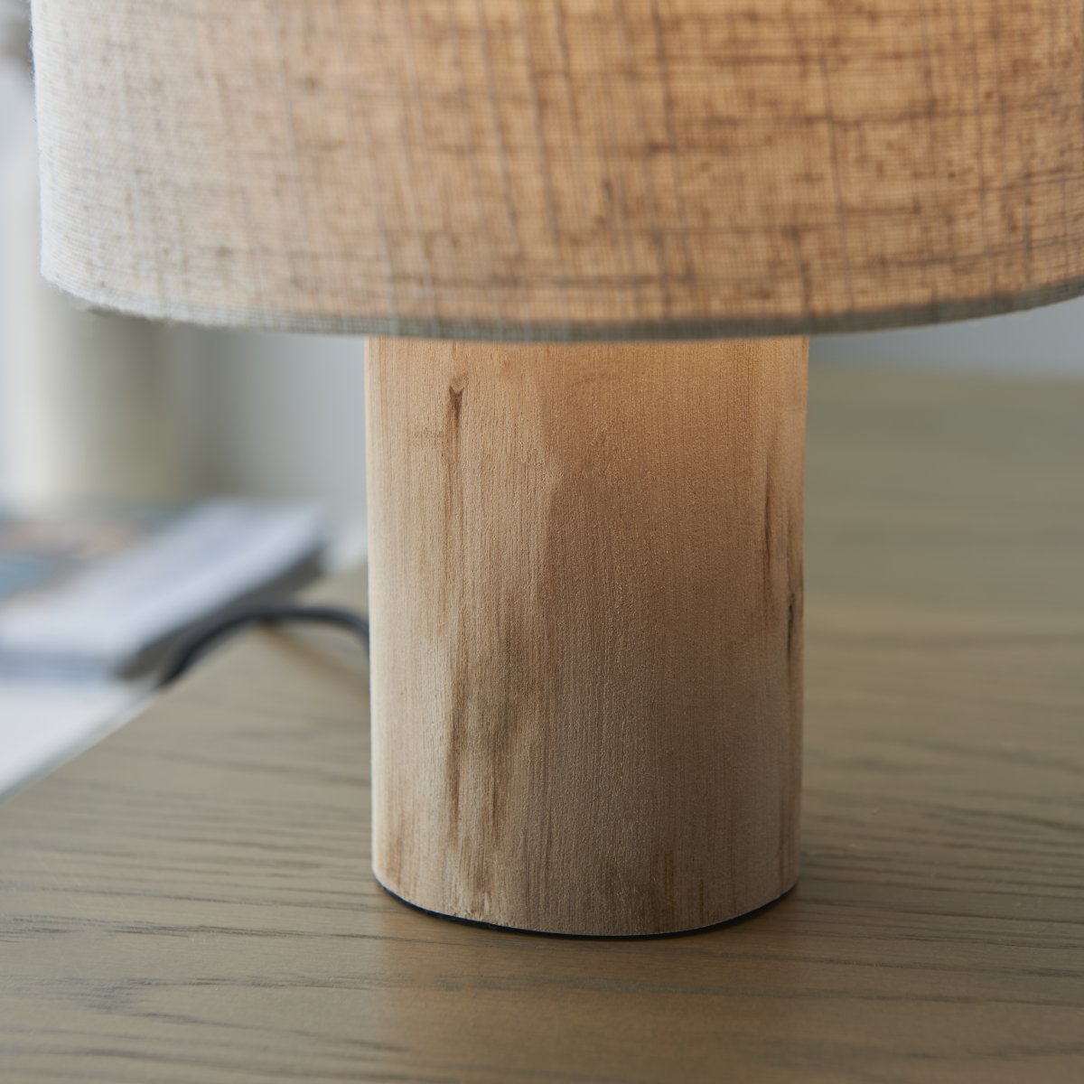 Pia 30cm Natur bordslampa från Brilliant - Den har en naturlig design med fot i FSC-certifierat tr&auml;, vilket inneb&auml;r att tr&auml;et kommer fr&aring;n h&aring;llbart skogsbruk.