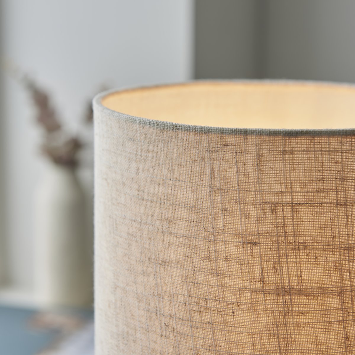 Pia 30cm Natur bordslampa från Brilliant - Den har en naturlig design med fot i FSC-certifierat tr&auml;, vilket inneb&auml;r att tr&auml;et kommer fr&aring;n h&aring;llbart skogsbruk.