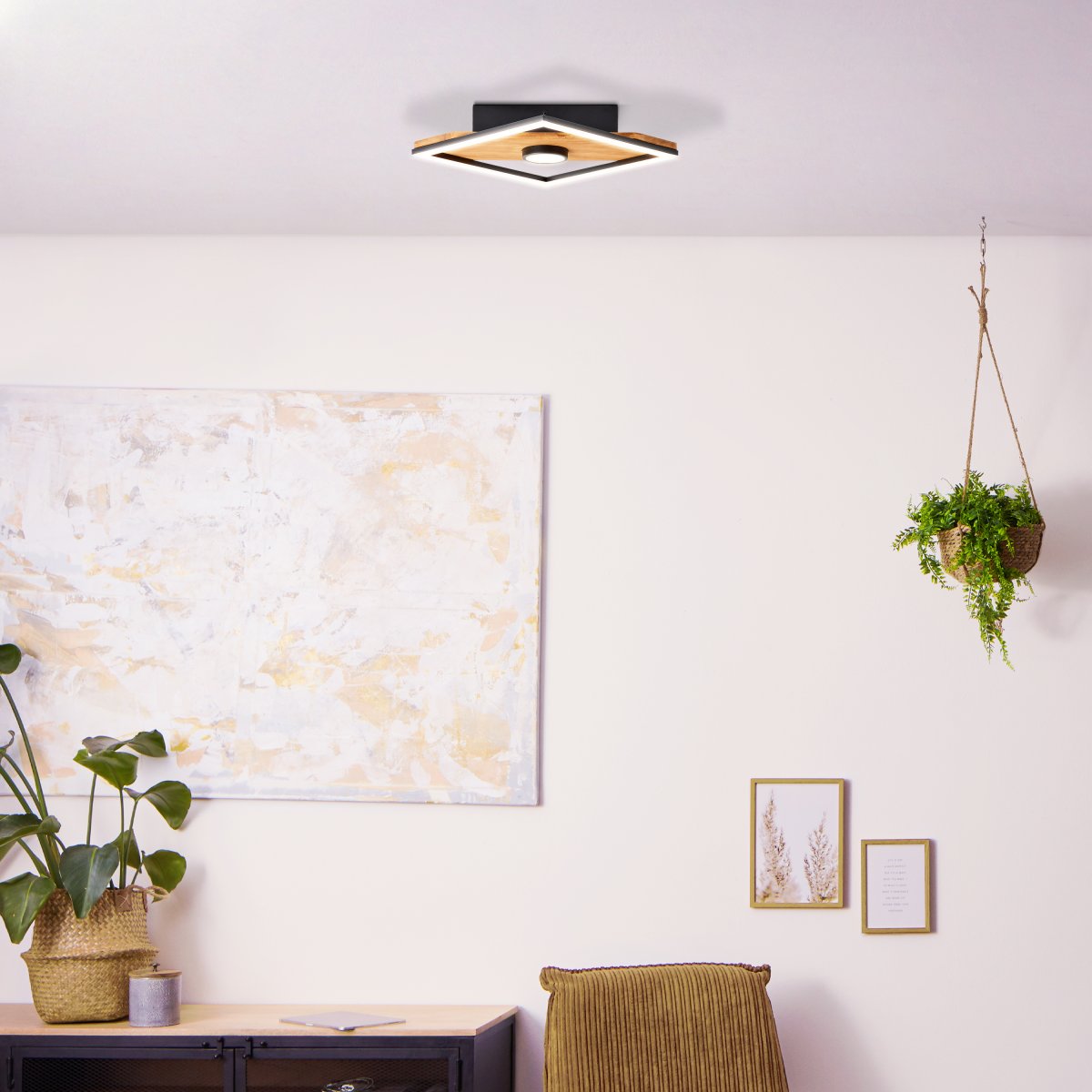 Woodbridge 25cm Trä plafond från Brilliant - Lampan kombinerar mattsvart metall med tr&auml;detaljer, vilket skapar en hemtrevlig och naturlig atmosf&auml;r.