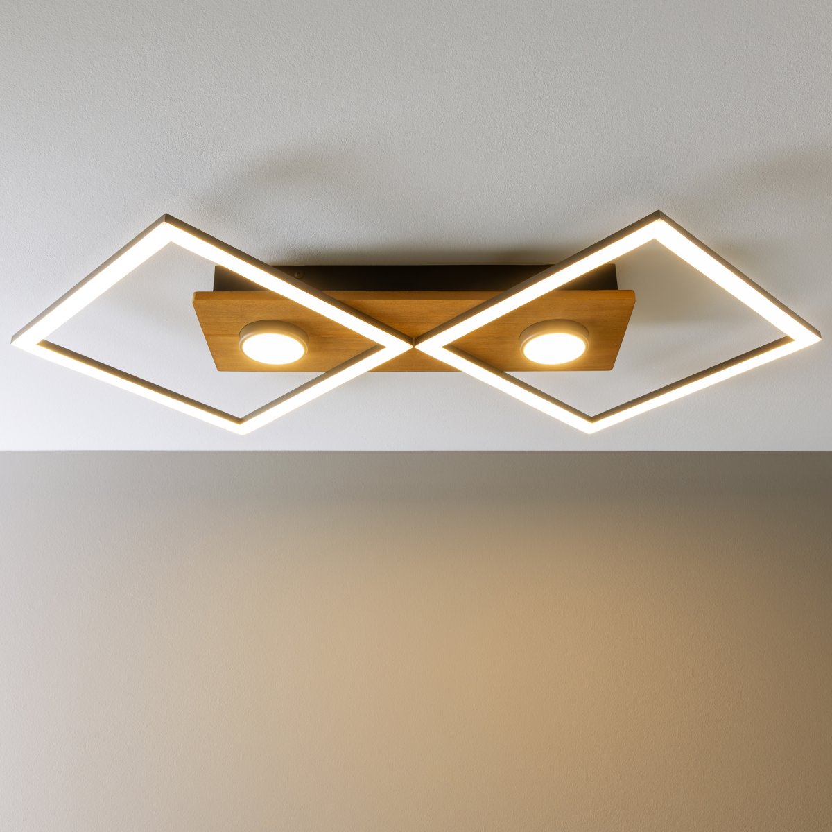 Woodbridge 70cm Trä plafond från Brilliant - Lampan &auml;r utrustad med en 3-stegsdimmer som styrs via en vanlig v&auml;ggstr&ouml;mbrytare, vilket g&ouml;r det enkelt att justera ljusstyrkan efter behov.