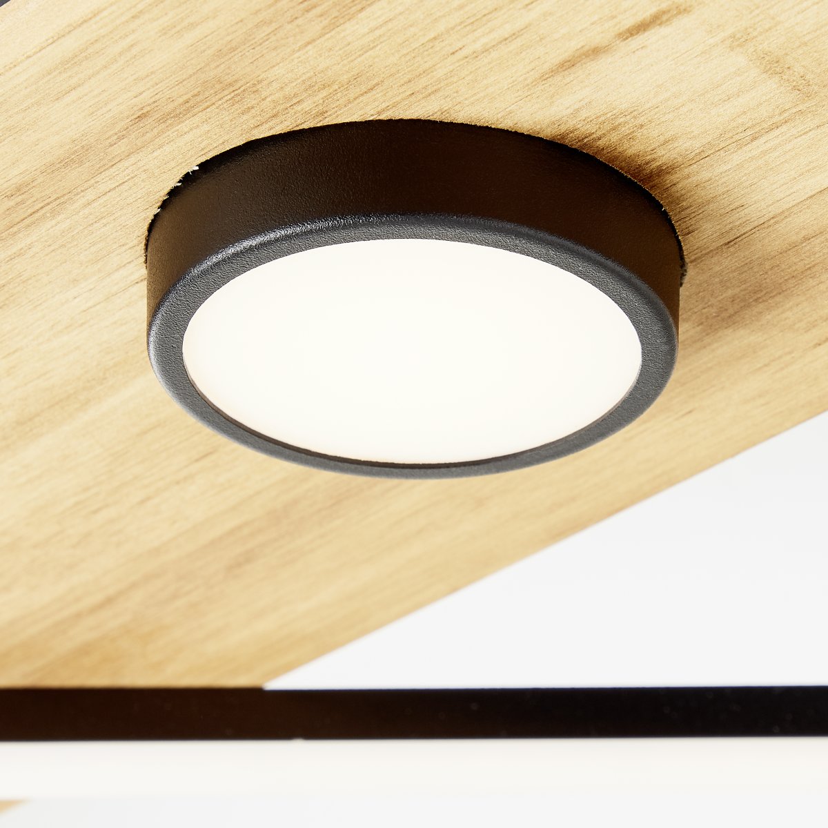 Woodbridge 70cm Trä plafond från Brilliant - Lampan &auml;r utrustad med en 3-stegsdimmer som styrs via en vanlig v&auml;ggstr&ouml;mbrytare, vilket g&ouml;r det enkelt att justera ljusstyrkan efter behov.