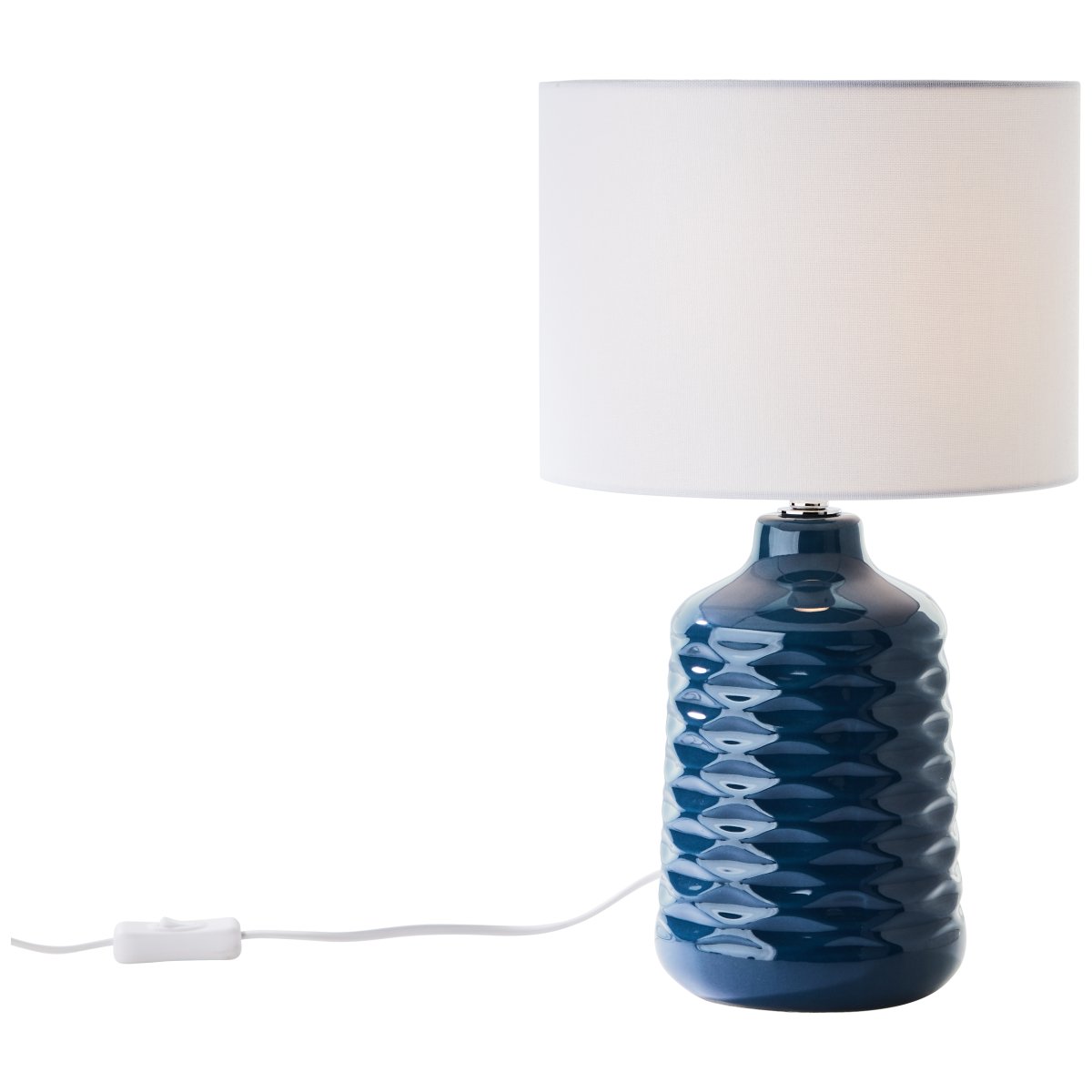 Ilysa 42cm Blå bordslampa från Brilliant - Denna dekorativa bordslampa passar perfekt som nattdukslampa eller f&ouml;r att skapa en mysig atmosf&auml;r p&aring; byr&aring;er och f&ouml;nsterbr&auml;dor.