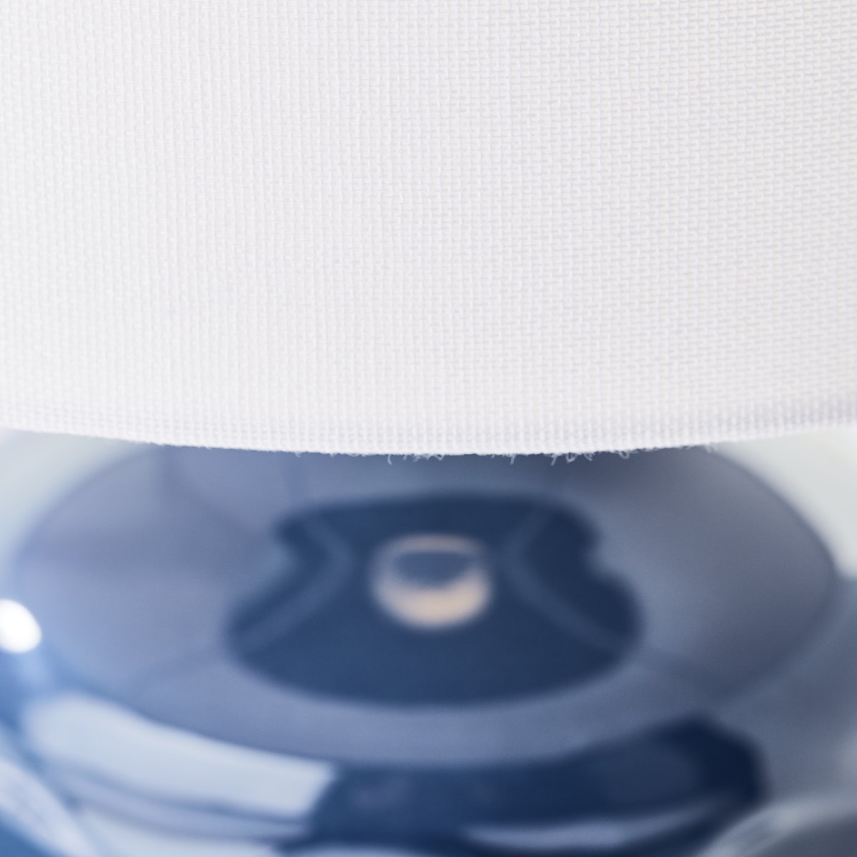 Ilysa 42cm Blå bordslampa från Brilliant - Denna dekorativa bordslampa passar perfekt som nattdukslampa eller f&ouml;r att skapa en mysig atmosf&auml;r p&aring; byr&aring;er och f&ouml;nsterbr&auml;dor.