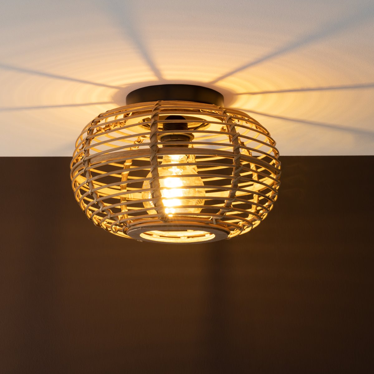 Woodball Ø32 Natur plafond från Brilliant - Den rustika och varma estetiken g&ouml;r den till en perfekt inredningsdetalj f&ouml;r olika rum och stilar.
