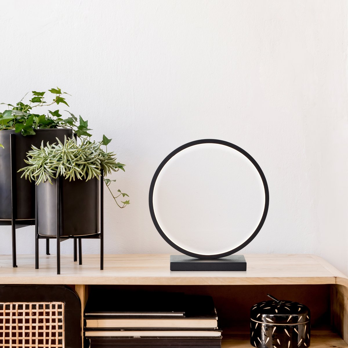 Chaumont 28cm Svart bordslampa från Brilliant - Denna dekorativa bordslampa i modern design passar perfekt som s&auml;nglampa eller f&ouml;r att skapa st&auml;mningsljus p&aring; byr&aring;er och f&ouml;nsterbr&auml;dor.