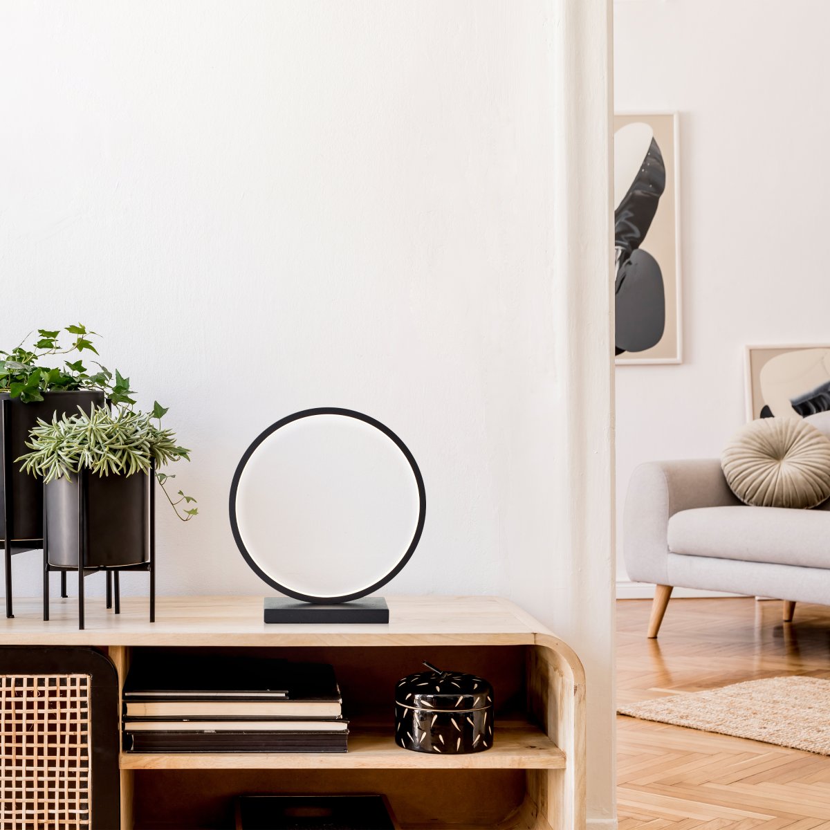 Chaumont 28cm Svart bordslampa från Brilliant - Denna dekorativa bordslampa i modern design passar perfekt som s&auml;nglampa eller f&ouml;r att skapa st&auml;mningsljus p&aring; byr&aring;er och f&ouml;nsterbr&auml;dor.