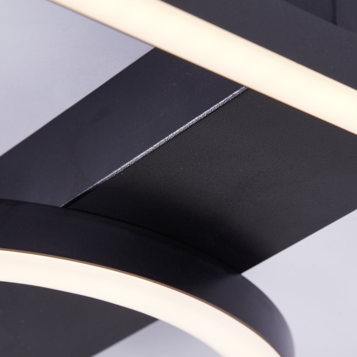 Maureen 40cm Svart plafond från Brilliant - Denna moderna taklampa ger ett v&auml;nligt och inbjudande ljus som passar perfekt i b&aring;de hall, vardagsrum och sovrum.