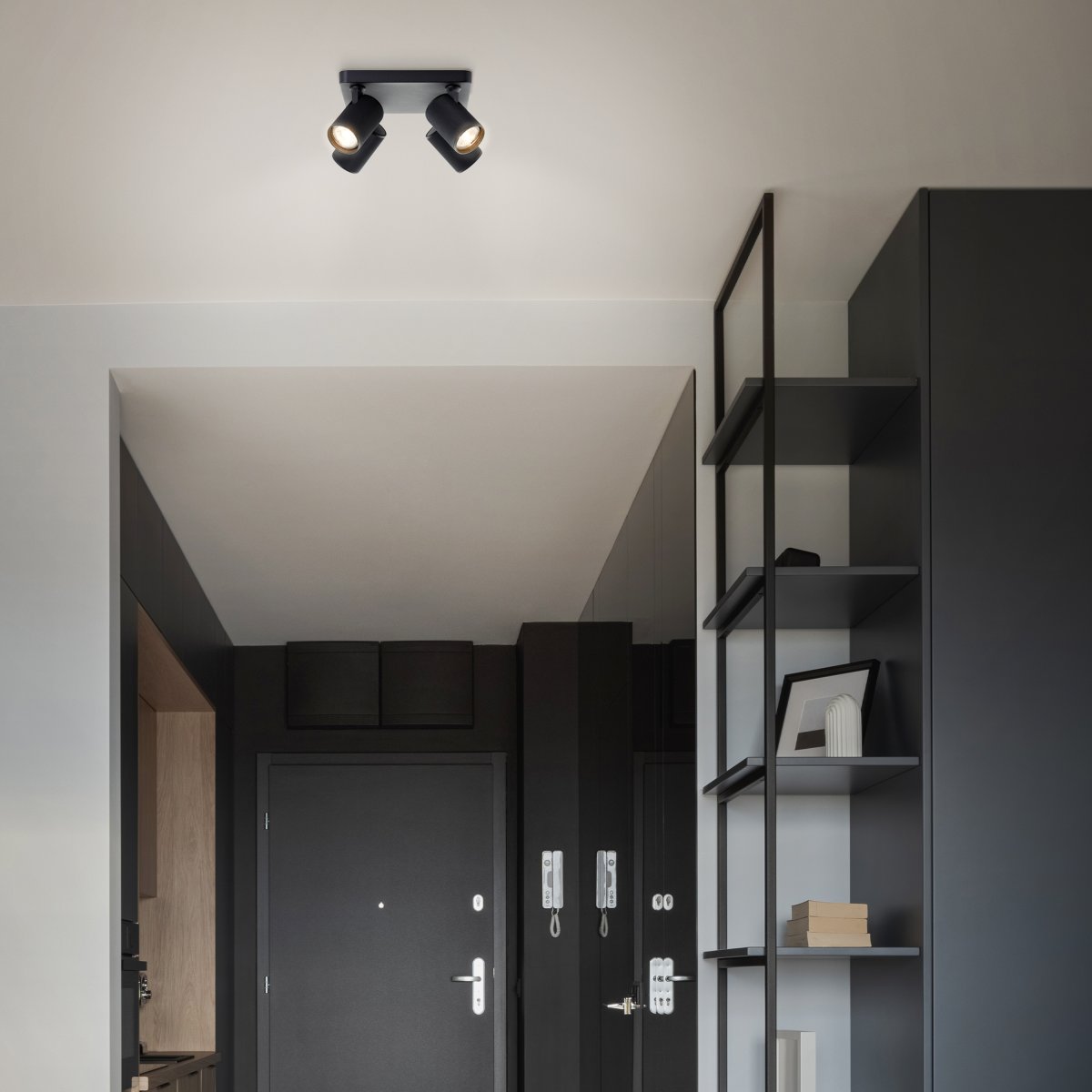 Marty 4 Sandsvart spotlight från Brilliant - Med ett h&ouml;gkvalitativt metallh&ouml;lje och svarta detaljer ger den ett stilrent uttryck som passar i olika rum.