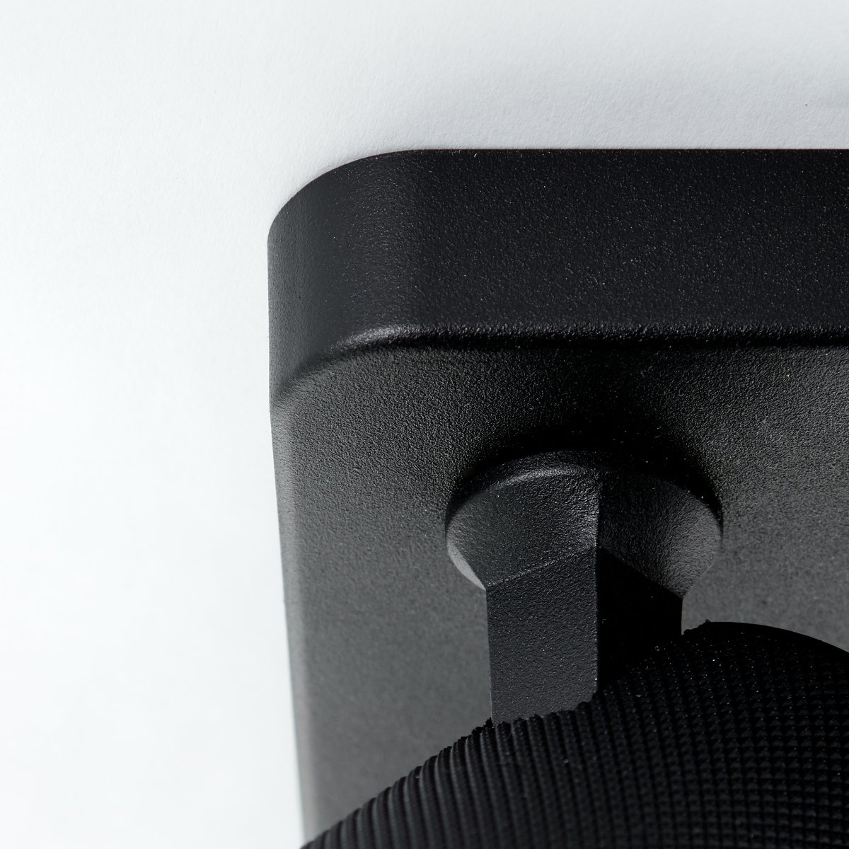 Marty 4 Sandsvart spotlight från Brilliant - Med ett h&ouml;gkvalitativt metallh&ouml;lje och svarta detaljer ger den ett stilrent uttryck som passar i olika rum.