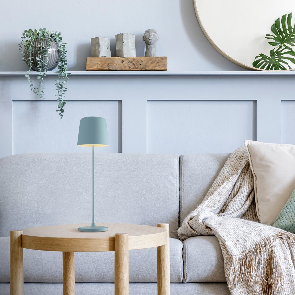 Kaami 37cm Mattblå portabel från Brilliant - Med sin h&ouml;ga IP44-klassning &auml;r den t&aring;lig mot v&auml;derf&ouml;rh&aring;llanden, perfekt f&ouml;r b&aring;de utomhus och inomhus.