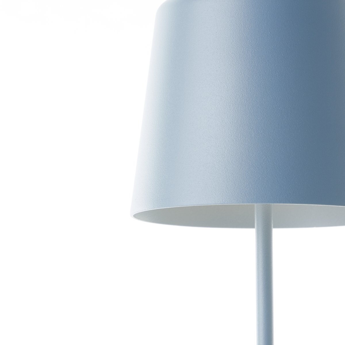 Kaami 37cm Mattblå portabel från Brilliant - Med sin h&ouml;ga IP44-klassning &auml;r den t&aring;lig mot v&auml;derf&ouml;rh&aring;llanden, perfekt f&ouml;r b&aring;de utomhus och inomhus.